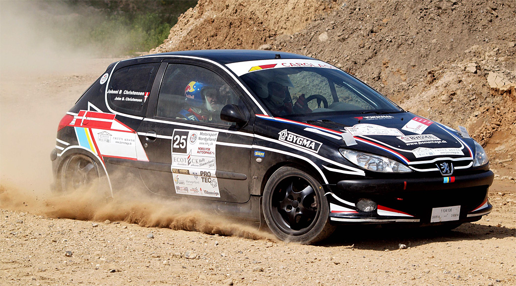 John og Johnni Bragenholdt Christensen går efter klassesejren med deres serienære Peugeot 206 GTI
(Foto: Kirketerp)